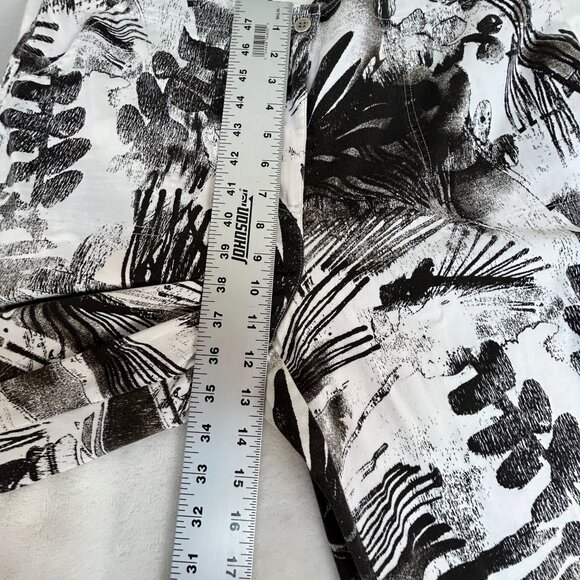 Chico's Womens Black White Abstract Print Capri Pants Size 3 Stretch Casual - Picture 10 of 13